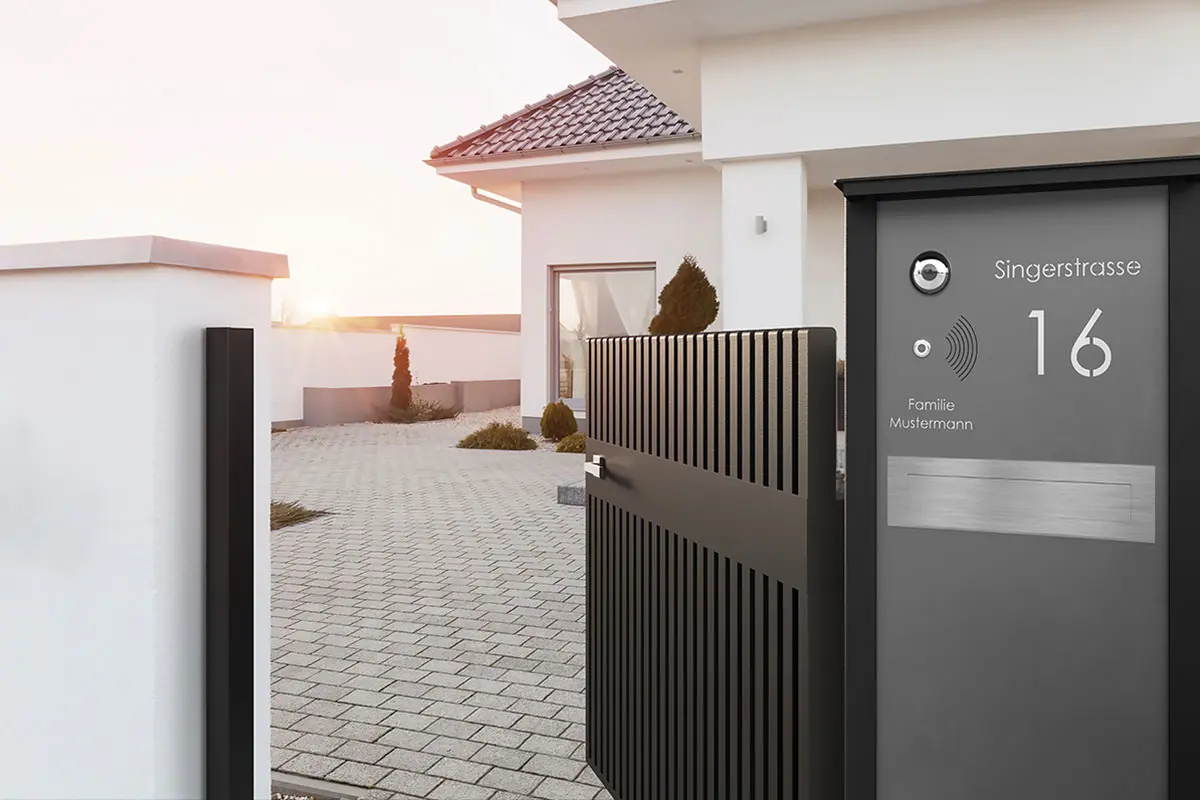 Aluminium-Zaunanlage Modell Epos mit Briefkastensäule und Gartentür