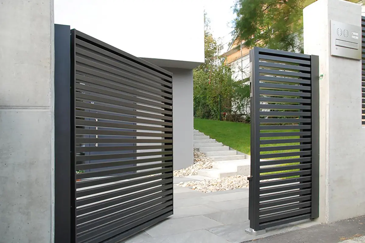 Aluminium-Zaunanlage Modell Linea S mit Zwei-Flügeltor