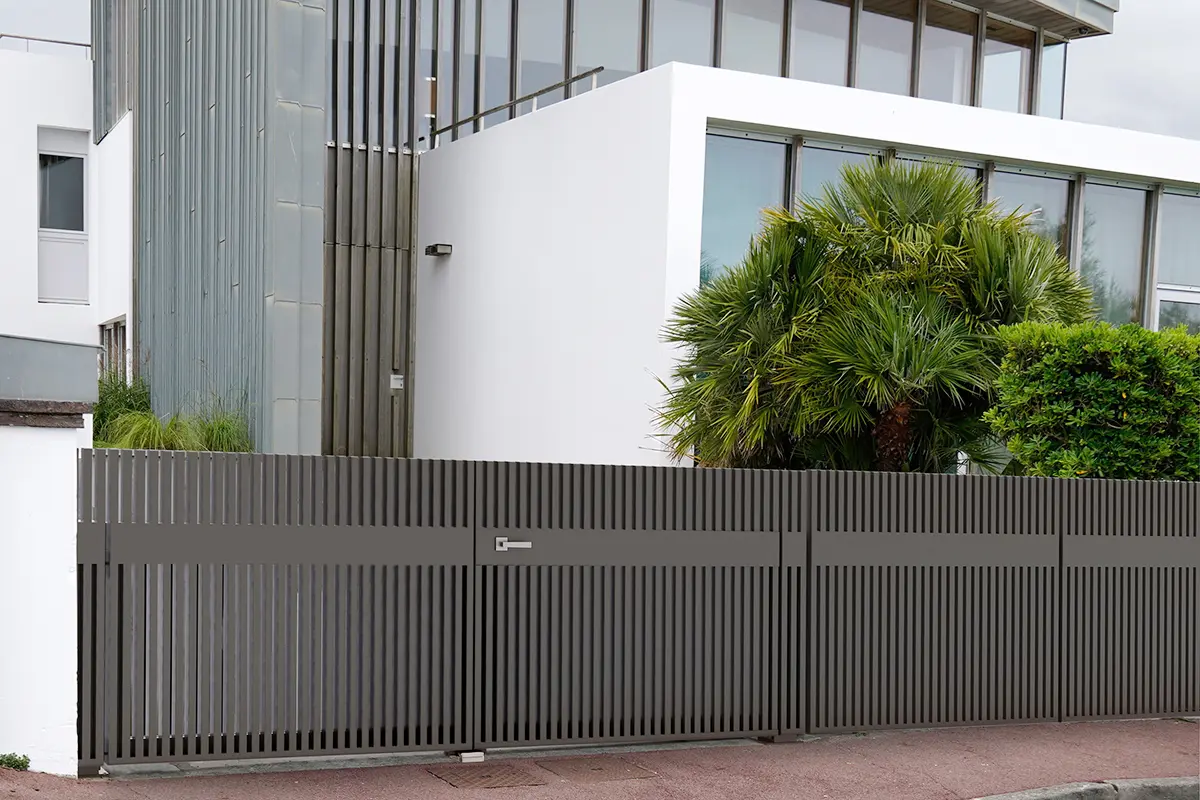 Aluminium-Flügeltor mit Zaunfeld