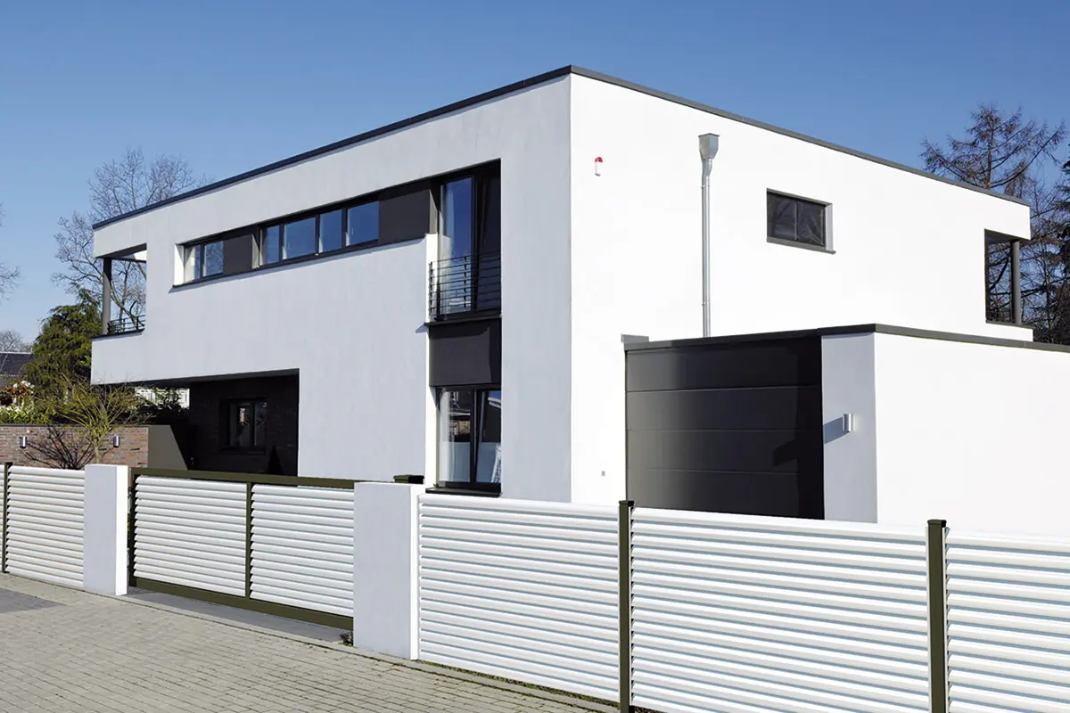 Aluminium-Sichtschutzzaun Modell Plissée mit Schiebetor