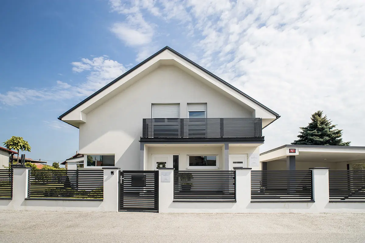 Aluminium-Zaunanlage Modell Linea mit Briefkasten, Balkon und Gartentür
