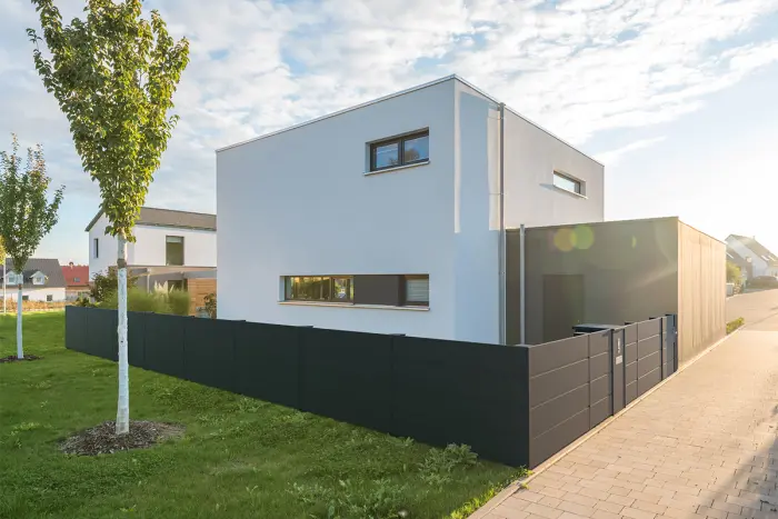 Aluminium-Sichtschutzzaun Modell Vista mit Gartentür